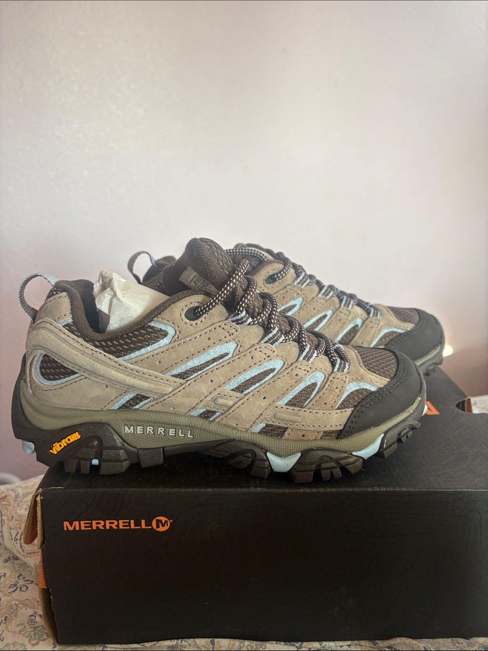 Merrell woman’s waterproof Hiking Shoe MOAB 2 Vent size 7